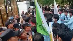 Di Bawah Gerimis, Mahasiswa Saling Dorong dengan Polisi di Depan Pagar Masuk Gedung DPRD Riau  