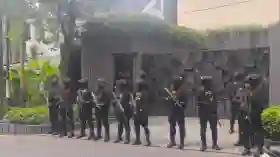 Penampakan Rumah Silmy Karim Digeledah KPK, Brimob Bersenjata Lengkap Diterjunkan