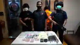 Peredaran Narkoba di Jaktim Diungkap, Stiker Sedot WC Jadi Kode Simpan Sabu  Baca artikel detiknews, "Peredaran Narkoba di Jaktim Diungkap,