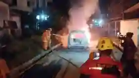 Detik-Detik Mobil Terbakar di Pelalawan, Api Muncul dari Tangki BBM.