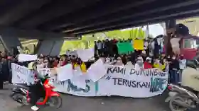 Berkacamata Hitam dan Masker, Aliansi Rakyat Sulsel Demo Dukung MBG Dilanjutkan