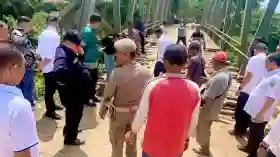Jembatan Batu Papan Rusak Parah, Bupati Inhu Berikan Bantuan untuk Perbaikan Sementara   