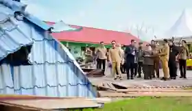  Pasca Diterjang Puting Beliung, Bupati Bengkalis Tinjau SMPN 1 Bandar Laksamana