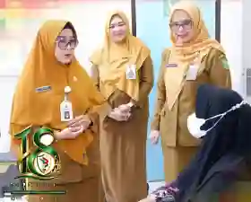 Peringati HUT ke-18, RSUD Petala Bumi Gelar Pemeriksaan Mata dan Bagikan Kacamata Gratis