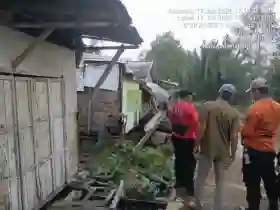  Tanah Longsor Terjang Pasar Lama Enok