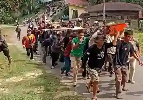  Jalur Rimbo Sakti Saiyo Batuah Turun Mandi, Masyarakat Antusias Manggiring ke Suangai Kuantan