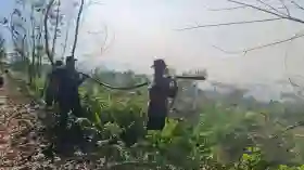  Polsek Tanah Putih Bersama Tim Gabungan Padamkan Titik Hotspot di Rantau Bais, Cegah Meluasnya Karhutla