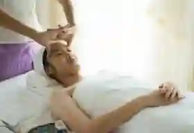 Benarkah Pijat Pelipis dan Belakang Pundak Bisa Meredakan Sakit Kepala?