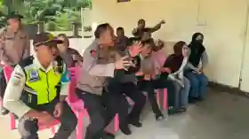 Antusias Warga dan Personel Polling Dukung Tim Jagoan,