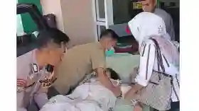 Bhabinkamtibmas di Rohul Ini Rela Telat Apel Demi Bantu Ibu Hamil yang Kecelakaan Tunggal  