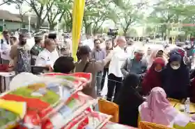 Belanja di Pasar Murah Riau, Warga Diimbau Bawa Kantong Belanja Sendiri