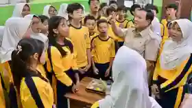 Prabowo Makan dan Bernyanyi Bersama Siswa saat Cek Program MBG