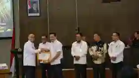 Pemprov Riau Beri Penghargaan Badan Publik Berprestasi Bidang Keterbukaan Informasi