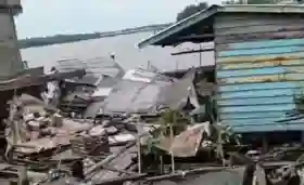  Tiga Hari Berturut-turut Abrasi di Kuala Enok, Inhil Runtuhkan Belasan Bangunan
