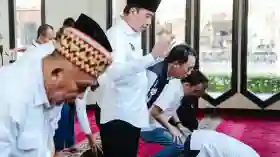 Jokowi Awali Safari Politik di Lampung dengan Salat Jumat