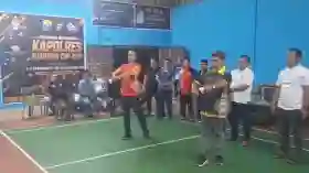  Kapolres Buka Turnamen Badminton Kapolres Kuansing Cup 2026 di GOR PB Pangean