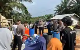  Hadir di Ttengah Kesulitan, Satlantas Polres Inhu Salurkan Air Bersih untuk Warga