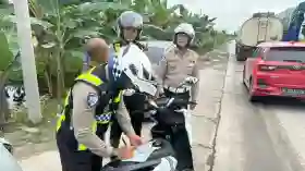 Melawan Arus di Perbaikan Jalan di KM 75 Pelalawan, Polantas Tilang Pengendara, Sebabkan Kemacetan 