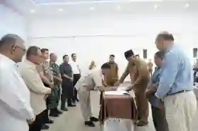  Pemkab Kuansing Bersama Sejumlah Perusahaan Tekan MoU Terkait Penanganan Jalan