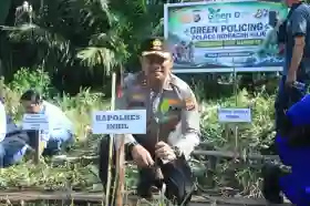  Kapolres Inhil AKBP Farouk Oktora Pimpin Penanaman Bibit Mangrove dan Salurankan Bansos di Terusan Kempas