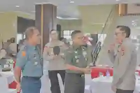 Komandan Lantamal IX Bersama Staf Datangi Polda Maluku dan Jajaran Berikan Ucapan Selamat HUT Bhayangkara Ke-77