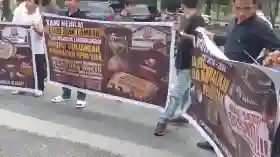 Massa Benang Merah Keadilan Desak Kejati Riau Usut Korupsi Tunjangan Perumahan DPRD Siak