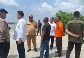  Wakil Bupati Siak Tinjau Lokasi Pompong Tenggelam di Tanjung Buton, Diduga Akibat Arus Kencang