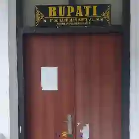KPK Lepas Segel Kantor Bupati Kuansing, Geledah Rumah Ketua DPRD dan Sejumlah Pejabat