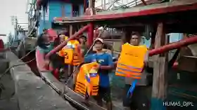 Gelontorkan Life Jacket ke Nelayan, Kemenhub Bangun Budaya Keselamatan