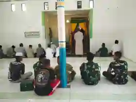 Tingkatkan Iman dan Taqwa, Satgas TMMD 129 Kodim 1505/Tidore Tunaikan Shalat Jumat Bersama Warga