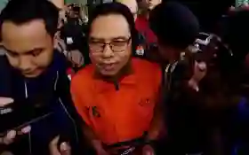 Terjerat Gratifikasi Belasan Miliar, Mantan Sekjen MPR Ditahan