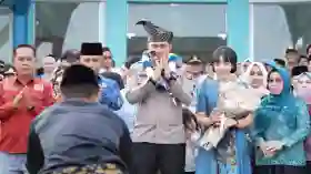 Sambut Kapolres Kepulauan Meranti yang Baru, Bupati Asmar Pasangkan Tanjak Sebagai Simbol Penghormatan