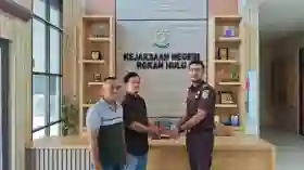  Kejari Rohul Terima Pengembalian Kerugian Negara Rp 424 Juta dalam Kasus Pupuk Subsidi
