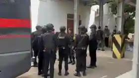 Jelang Pelimpahan Don Ritto dan Barang Bukti ke Kejagung, Polisi Bersenjata Lengkap Berjaga
