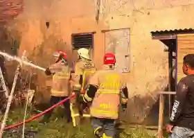 Belasan Rumah Kontrakan di Sukaramai Pekanbaru Ludes Terbakar
