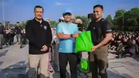 Tenaga Kebersihan di Pekanbaru Terima Bantuan Tunai, Personel Satpol PP Pekanbaru Dapat Sembako   