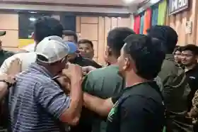 Dua Kelompok Pendukung Anggota DPRD Riau Baku Hantam di Gedung DPRD, Lobi Sempat Mencekam