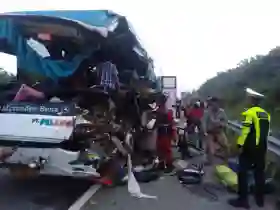  Dua Tewas dan Belasan Orang Luka-luka, Bus Pelangi Tabrak Tronton di Tol Permai