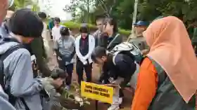 Restorasi Tahura SSH Riau, Generasi Muda Jepang Tanam Bibit Pohon Serap Karbon