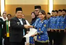  Plt Gubri Pimpin Pembacaan Sumpah 301 PNS dan Pejabat Fungsional