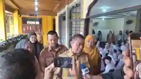 Markarius Anwar Tinjau MPLS SMPN 1 Pekanbaru, Apresiasi 80 Persen Ayah Antar Anak