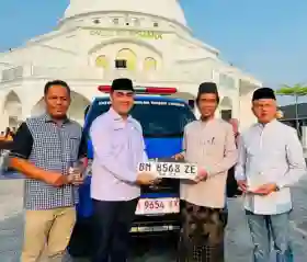 Irvan Herman Serahkan Bantuan Ambulans dari Menko Pangan Zulhas ke UAS
