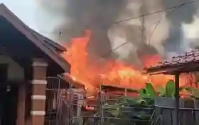  4 Rumah Warga Belakang Kantor Camat Tembilahan, Inhil Hangus Terbakar