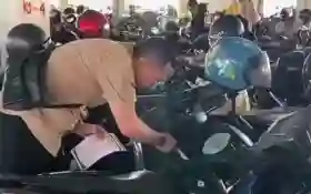 Viral Petugas Pajak Bapenda Pekanbaru Datangi dan Cek Pelat Kendaraan di Parkiran Mal