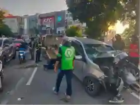 Toyota Calya Ringsek Hantam Pohon di Jalan Sudirman Pekanbaru, Pengemudi Terluka