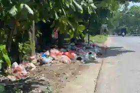 Sampah Kembali Menumpuk di Jalan SM Amin, Warga Minta Pemko Tindak Pelaku