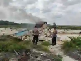 Polres Kuansing Bakar 22 Rakit PETI di Dua Kecamatan