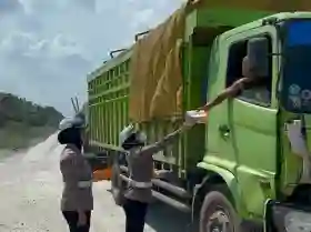  Santun Tuah, Satlantas Polres Pelalawan Bagikan 150 Nasi Kotak kepada Pengendara di KM 75 Lintas Timur