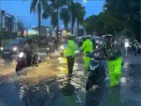 Kapolda Riau Apresiasi Respons Cepat Polantas dan Pemkot Tangani Banjir Pekanbaru