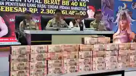 Penampakan Tumpukan Uang Rp2,3 M di Polrestabes Makassar Hasil Bongkar Penyelundupan Sabu 40 Kg